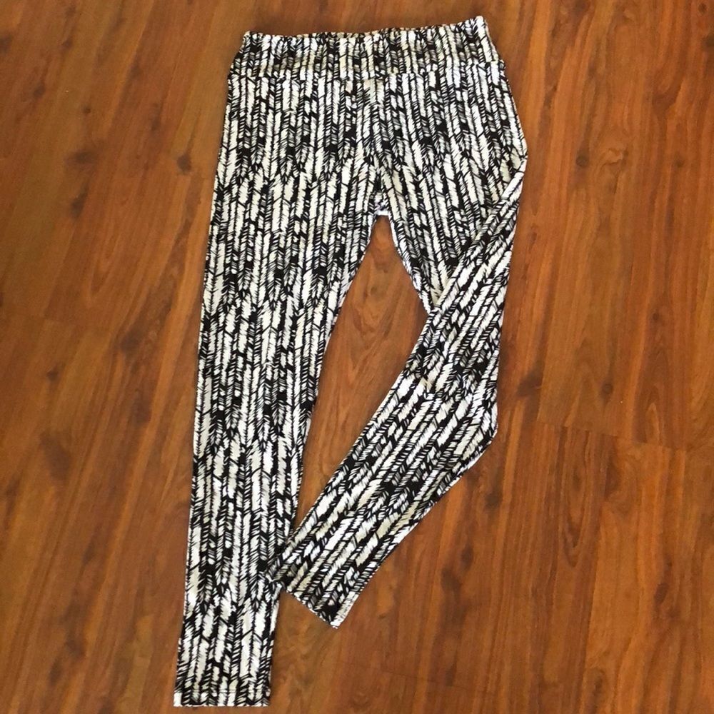 Lularoe Black tribal print leggings tall curvy